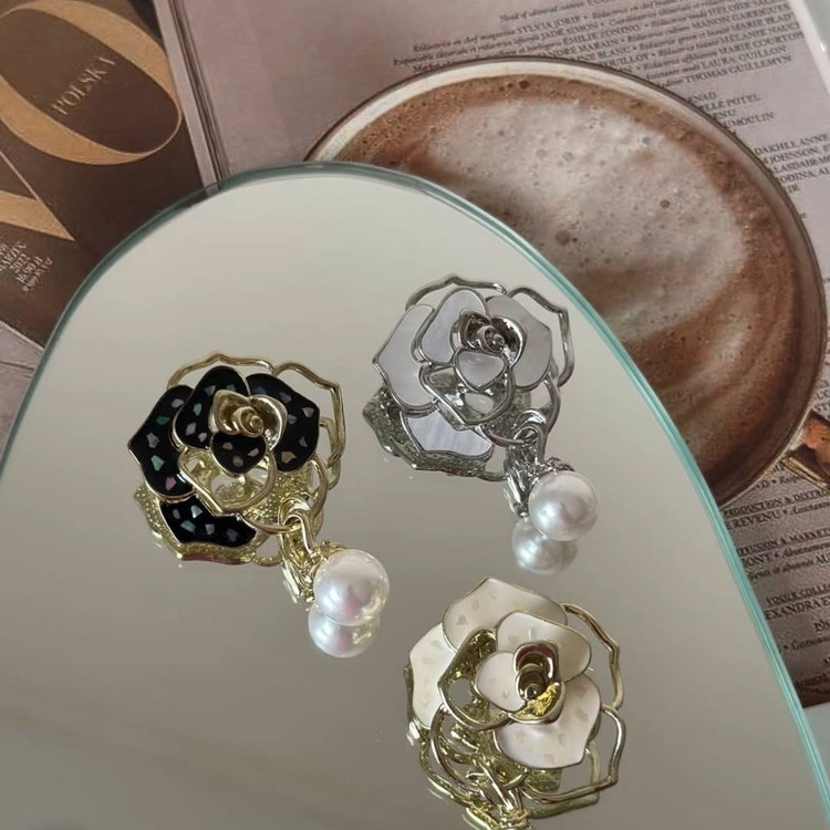 سنجاق سینه KΞRNØVΔ – CØLLΞCT!ØN