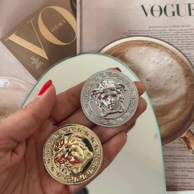 سنجاق سینه KΞRNØVΔ – CØLLΞCT!ØN