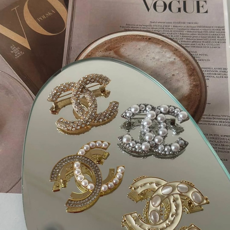 سنجاق سینه KΞRNØVΔ – CØLLΞCT!ØN