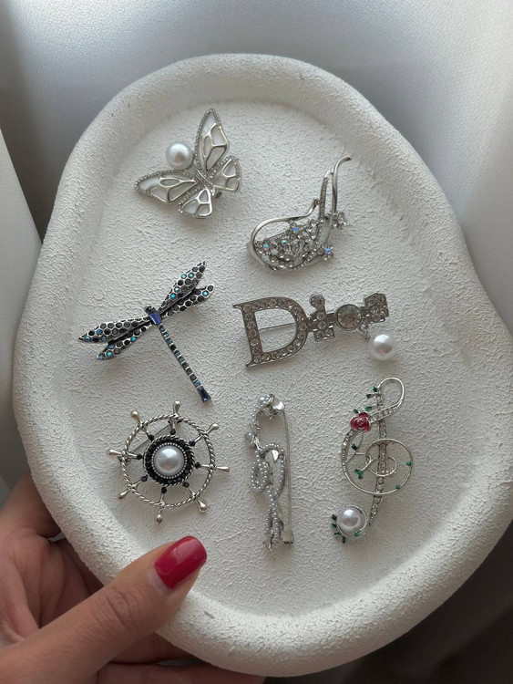 سنجاق سینه کرنووا